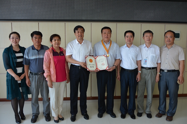 喜讯:市总工会主席王耀华来校为王全铁院长颁发“全国五一奖章”证书