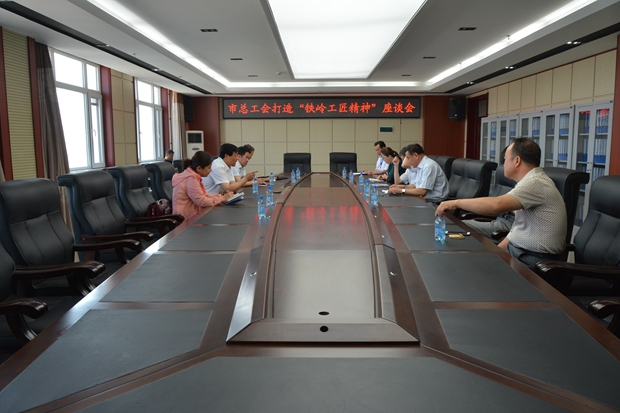 喜讯:市总工会主席王耀华来校为王全铁院长颁发“全国五一奖章”证书